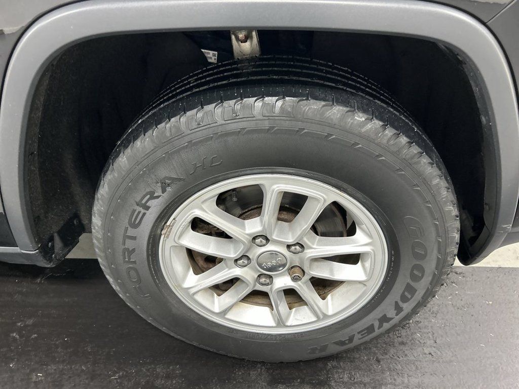 Used 2019 Jeep Grand Cherokee Laredo AWD/4WD image 8