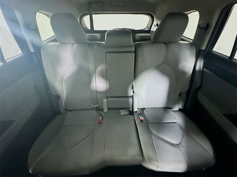 Used 2022 Toyota Highlander LE image 13