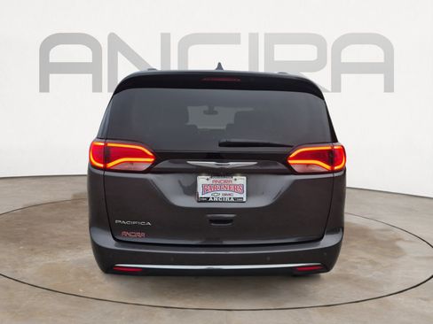 Used 2020 Chrysler Pacifica Touring-L image 9