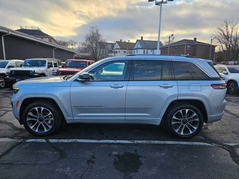 Used 2022 Jeep Grand Cherokee Overland w/ Luxury Tech Group IV image 2