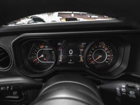 Used 2025 Jeep Wrangler Unlimited Rubicon AWD/4WD image 9