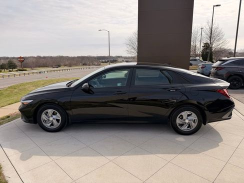 Used 2025 Hyundai Elantra SE FWD image 2
