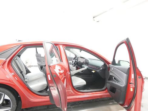 Used 2023 Hyundai Elantra Limited image 29