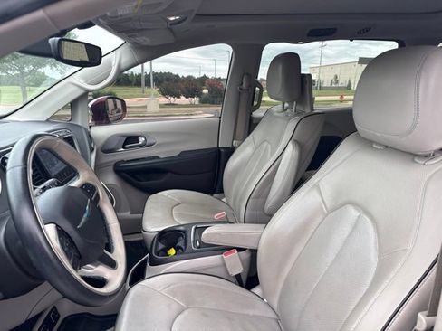 Used 2018 Chrysler Pacifica Limited FWD image 11