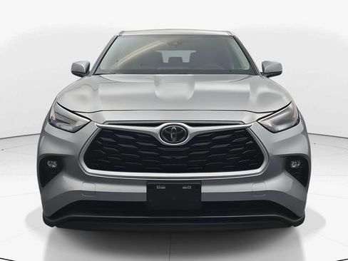 Used 2024 Toyota Highlander LE image 3