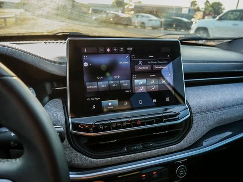 Used 2024 Jeep Compass Latitude AWD/4WD image 37