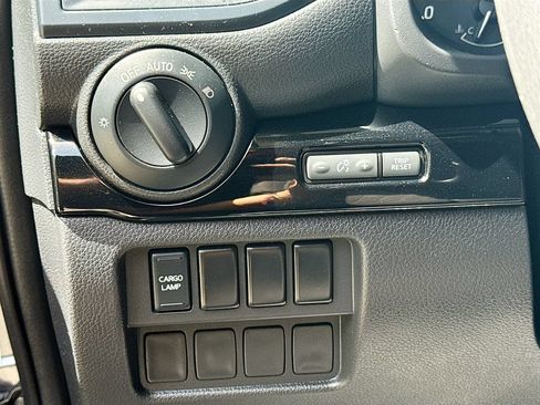 Used 2022 Nissan Titan SV RWD image 11
