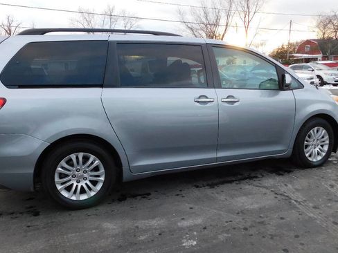 Used 2012 Toyota Sienna XLE image 10