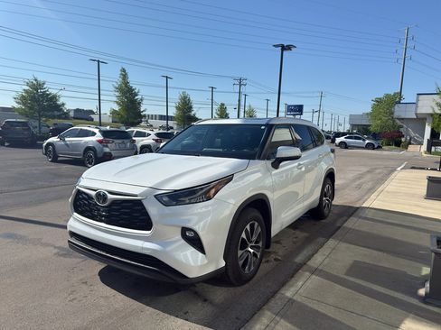 Used 2022 Toyota Highlander XLE AWD/4WD image 7