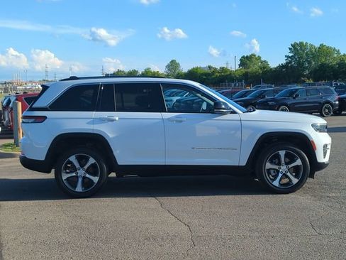 Used 2023 Jeep Grand Cherokee Limited AWD/4WD image 2