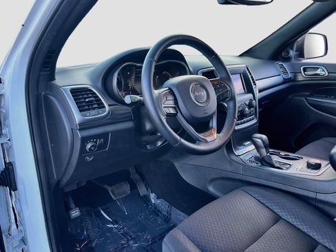 Used 2019 Jeep Grand Cherokee Laredo AWD/4WD image 9