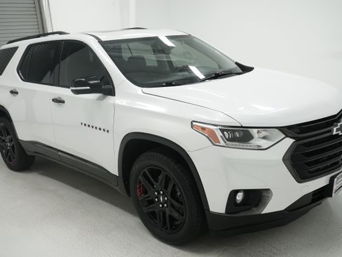 Used 2021 Chevrolet Traverse Premier w/ Redline Edition FWD image 3