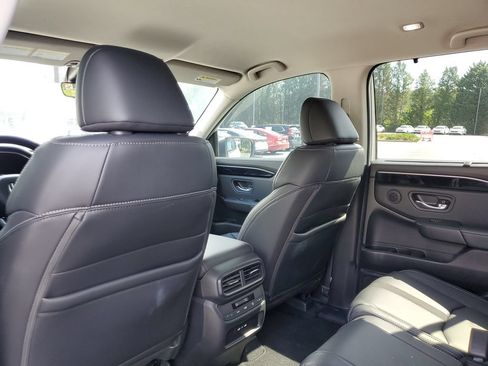 Used 2025 Honda Pilot EX-L image 11