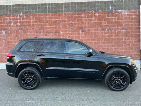 Used 2017 Jeep Grand Cherokee Altitude AWD/4WD image 4