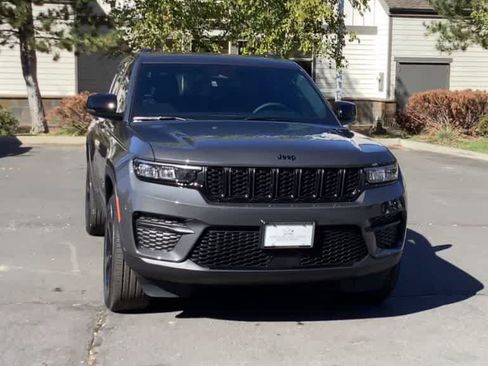 Used 2024 Jeep Grand Cherokee Altitude AWD/4WD image 3