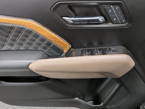 Used 2024 GMC Canyon Denali image 9