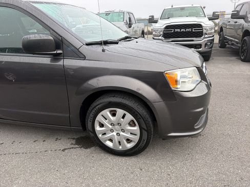 Used 2018 Dodge Grand Caravan SE FWD image 4