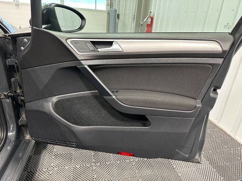 Used 2016 Volkswagen e-Golf SE w/ DC Fast Charging Package image 23