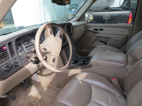 Used 2004 GMC Yukon Denali image 12