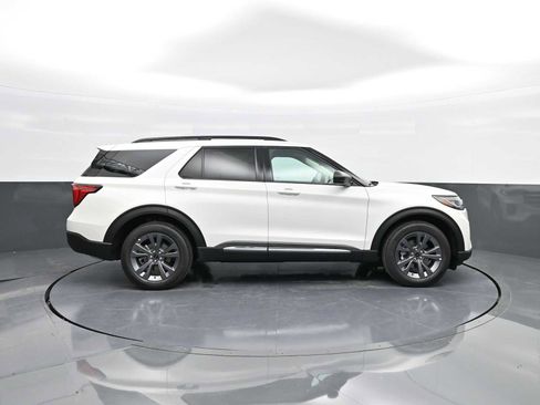 Used 2025 Ford Explorer Active w/ Active Comfort Package image 9