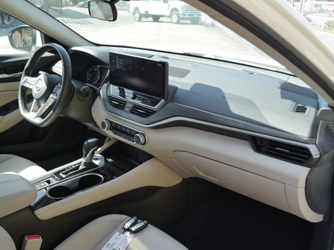 Used 2024 Nissan Altima 2.5 SV w/ SV Premium Package image 24