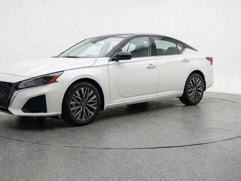 Used 2025 Nissan Altima 2.5 SV image 3