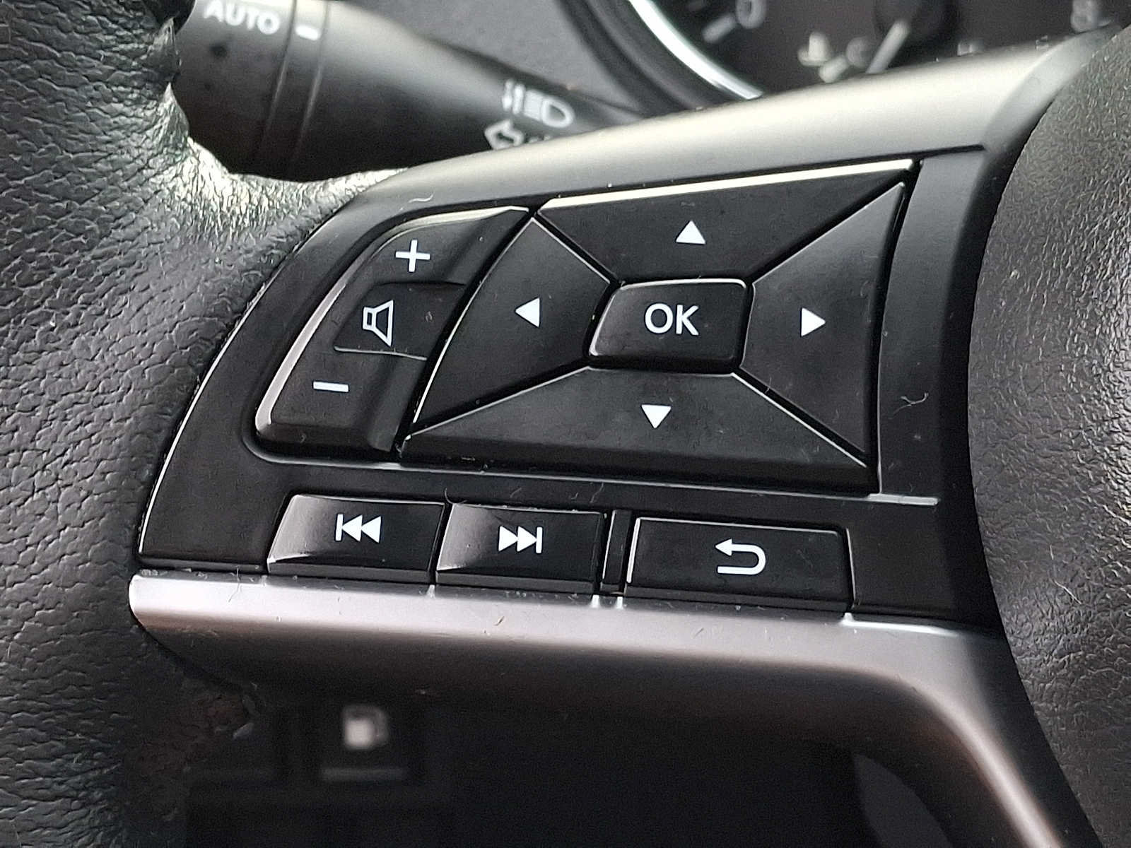 Used 2019 Nissan Rogue SV w/ Premium Package AWD/4WD image 17