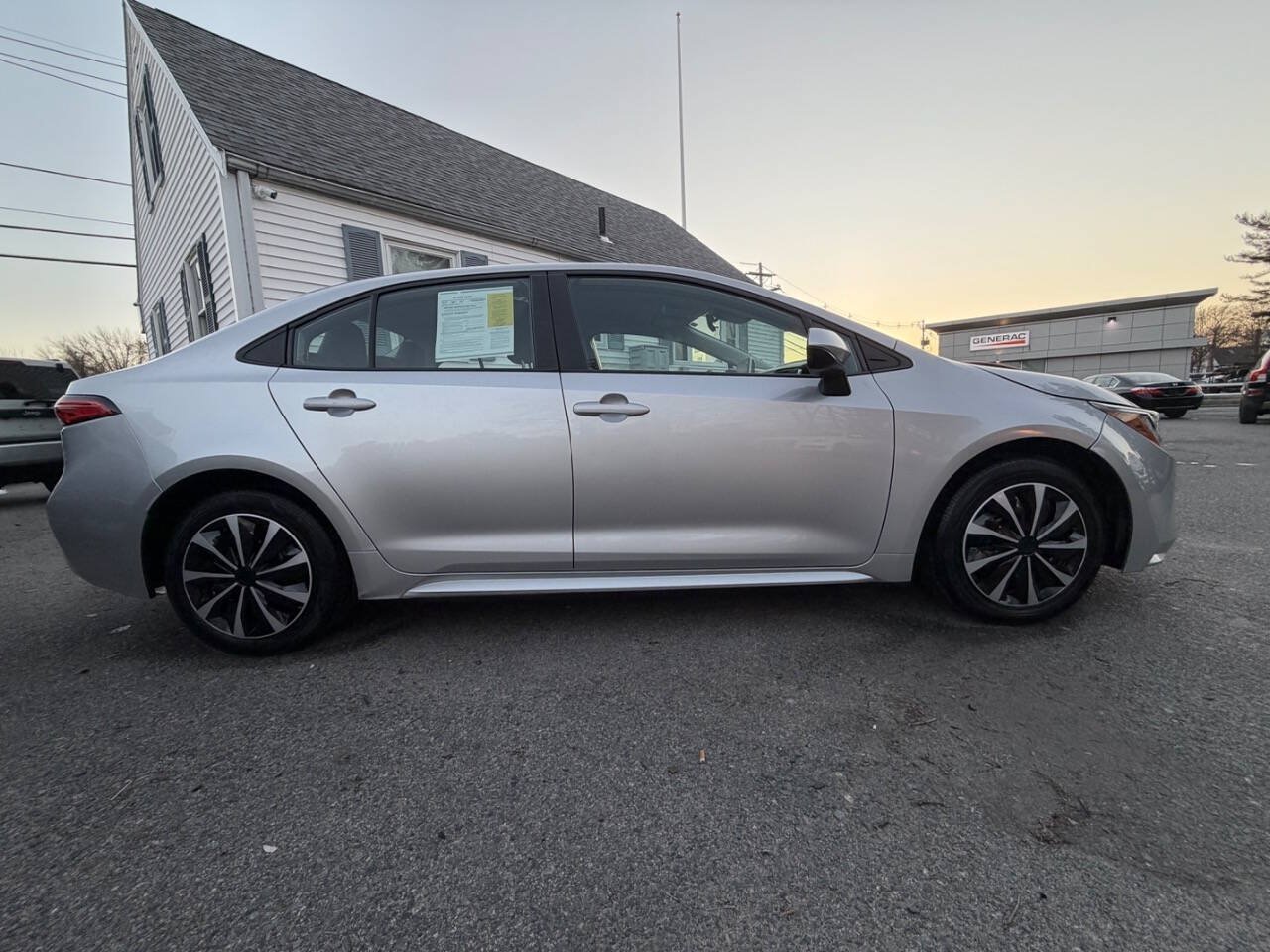 Used 2021 Toyota Corolla LE FWD image 5