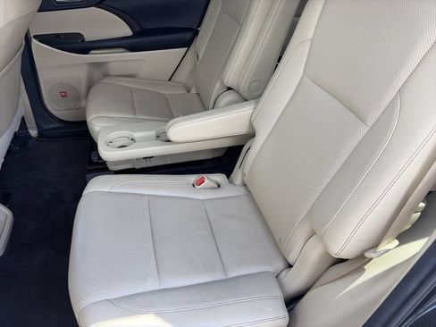Used 2016 Toyota Highlander Limited w/ Driver Technology Package FWD image 30