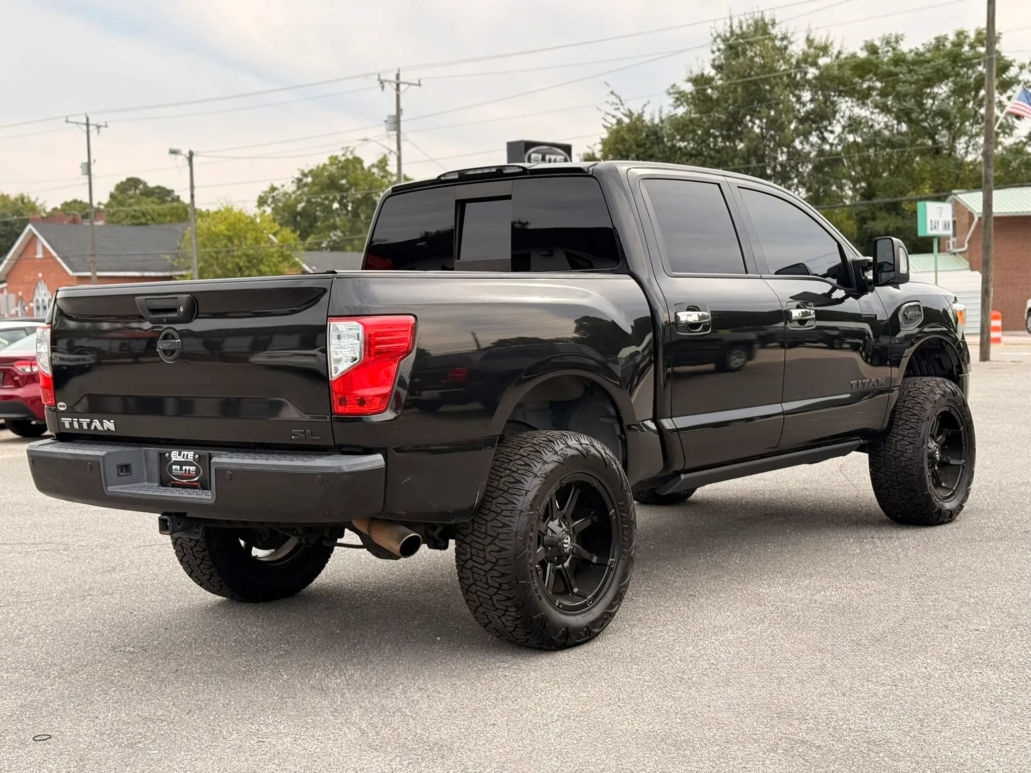 Used 2017 Nissan Titan SL w/ SL Towing Convenience Package RWD image 9