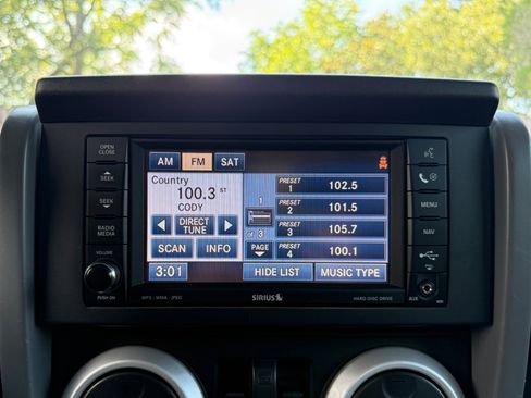 Used 2009 Jeep Wrangler Sahara w/ Dual Top Group AWD/4WD image 26