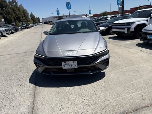 Used 2025 Hyundai Elantra SEL FWD image 2