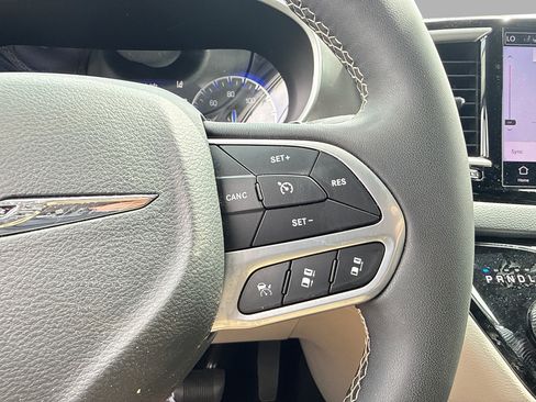 Used 2024 Chrysler Pacifica Touring-L FWD image 13