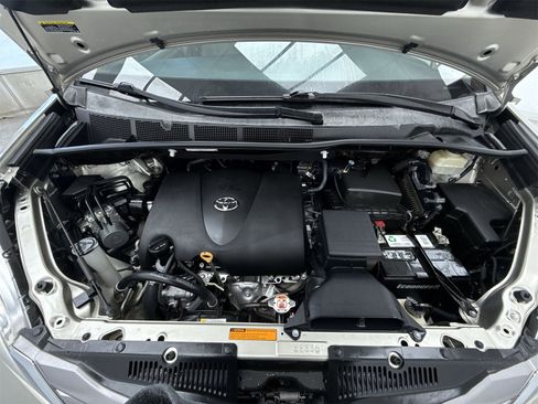 Used 2017 Toyota Sienna XLE image 39