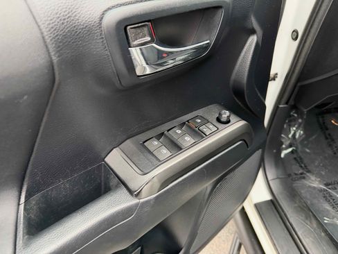 Used 2019 Toyota Tacoma TRD Sport image 17