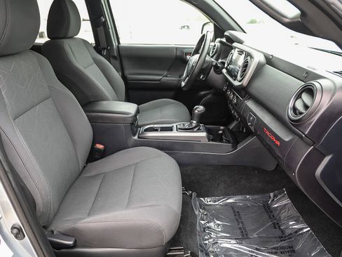 Used 2019 Toyota Tacoma TRD Sport w/ Technology Package RWD image 16