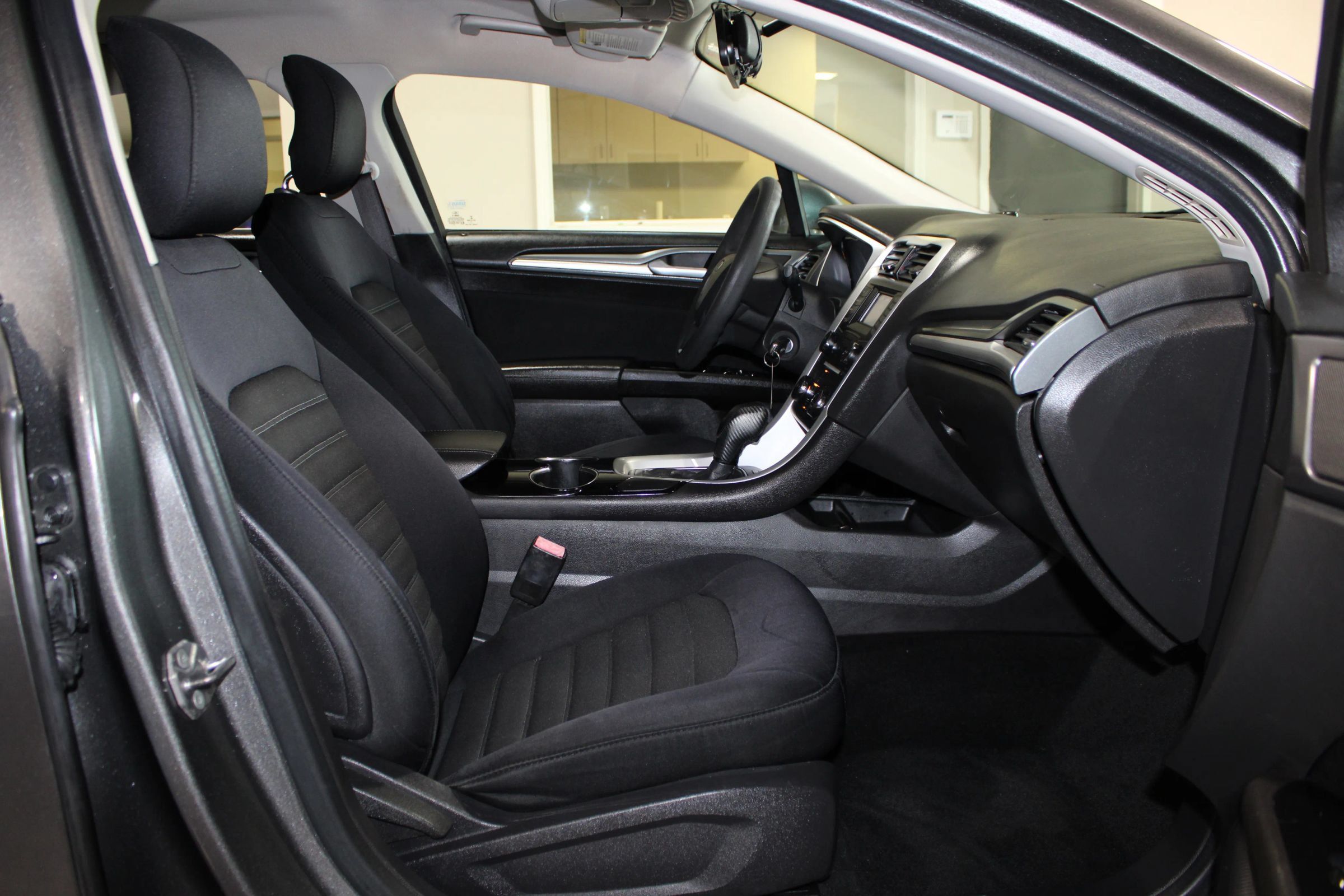 Used 2014 Ford Fusion SE FWD image 23