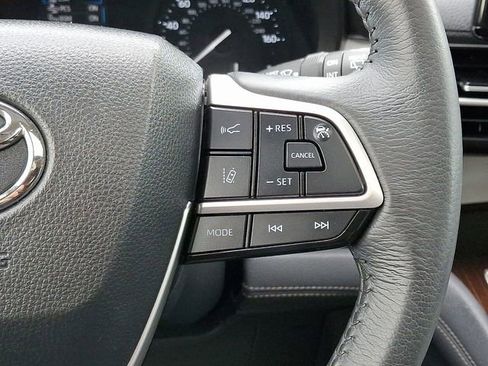 Used 2024 Toyota Sienna XLE AWD/4WD image 23