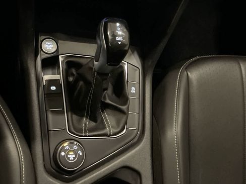 Used 2024 Volkswagen Tiguan SE image 19