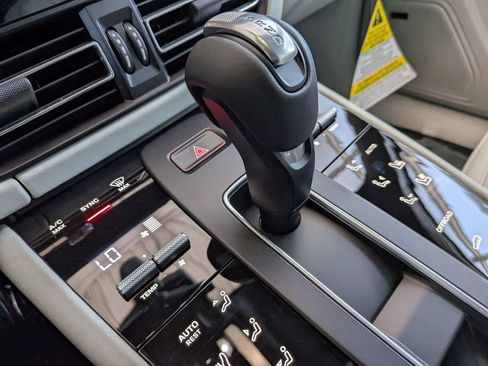 Certified 2025 Porsche Macan AWD/4WD image 22