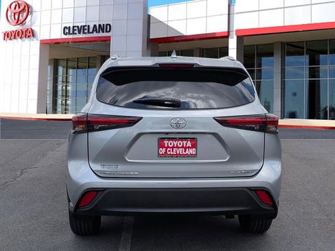 Used 2024 Toyota Highlander XLE AWD/4WD image 6