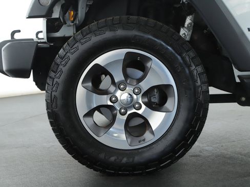 Used 2017 Jeep Wrangler Unlimited Sahara w/ Connectivity Group AWD/4WD image 17