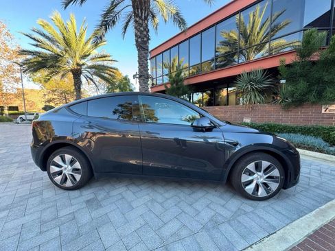 Used 2024 Tesla Model Y Long Range AWD/4WD image 8