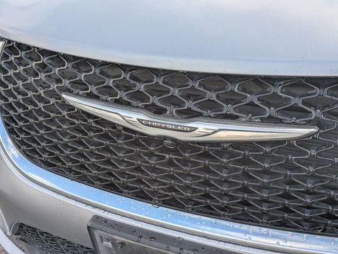 Used 2021 Chrysler Pacifica Touring-L image 11