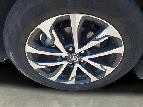 Used 2024 Toyota Corolla Cross XLE image 32