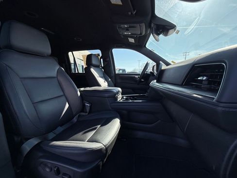 Used 2025 Chevrolet Suburban Z71 image 30