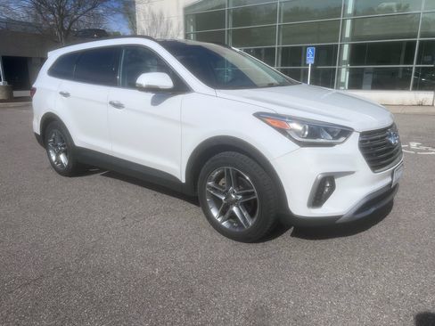 Used 2018 Hyundai Santa Fe SE image 1