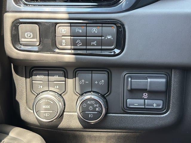 Used 2025 GMC Yukon AT4 Ultimate AWD/4WD image 34