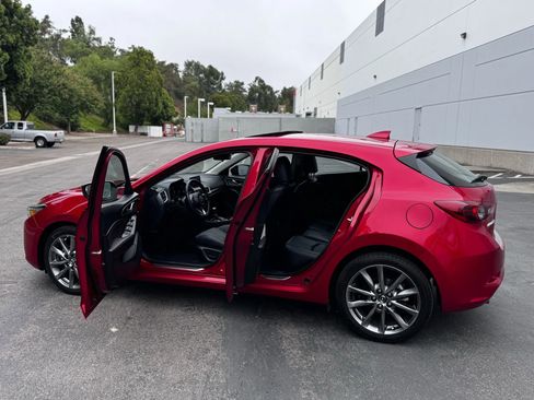 Used 2018 MAZDA MAZDA3 Grand Touring image 34