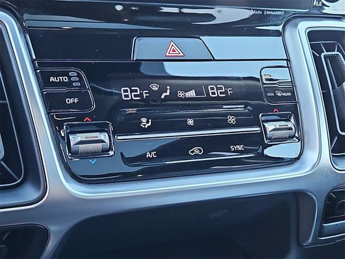 Certified 2022 Kia Sorento S w/ Panoramic Sunroof Package image 18